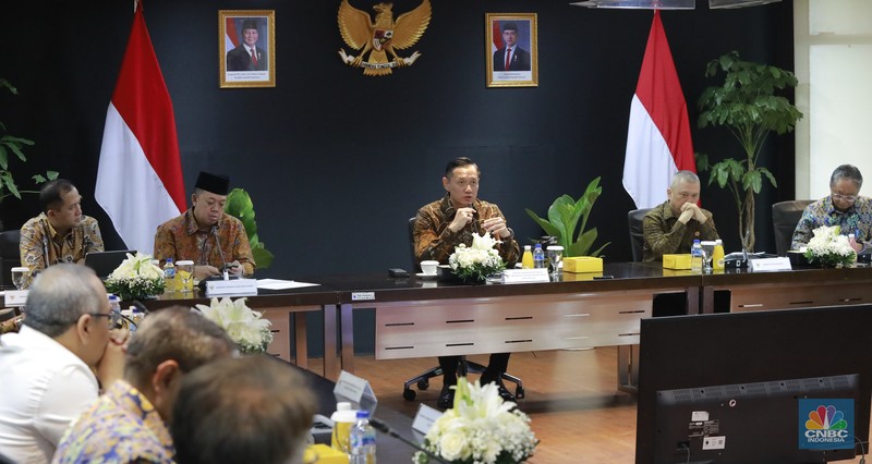 Menteri Koordinator Bidang Infrastruktur dan Pembangunan Kewilayahan (Menko Infra) Agus Harimurti Yudhoyono (AHY) mengundang menteri dan wakil menteri di jajarannya untuk rapat bersama guna membahas kebijakan strategis pada 2025 di Jakarta, Rabu (8/1/2025). (CNBC Indonesia/Muhammad Sabki)