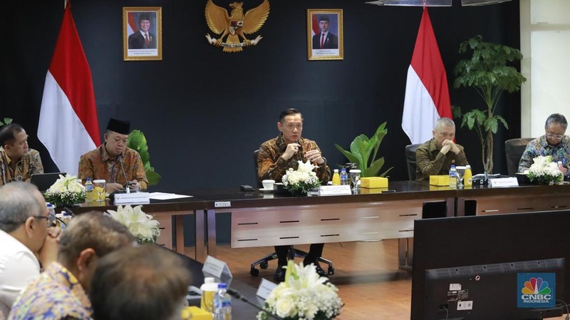 Menteri Koordinator Bidang Infrastruktur dan Pembangunan Kewilayahan (Menko Infra) Agus Harimurti Yudhoyono (AHY) mengundang menteri dan wakil menteri di jajarannya untuk rapat bersama guna membahas kebijakan strategis pada 2025 di Jakarta, Rabu (8/1/2025). (CNBC Indonesia/Muhammad Sabki)