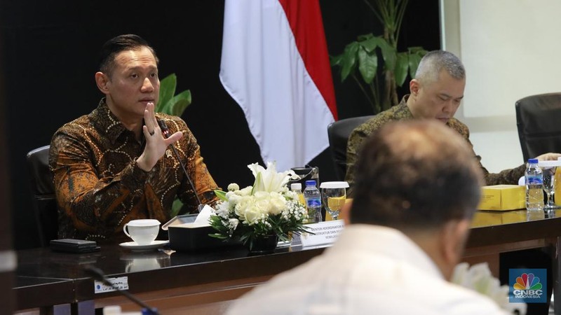 Menteri Koordinator Bidang Infrastruktur dan Pembangunan Kewilayahan (Menko Infra) Agus Harimurti Yudhoyono (AHY) mengundang menteri dan wakil menteri di jajarannya untuk rapat bersama guna membahas kebijakan strategis pada 2025 di Jakarta, Rabu (8/1/2025). (CNBC Indonesia/Muhammad Sabki)