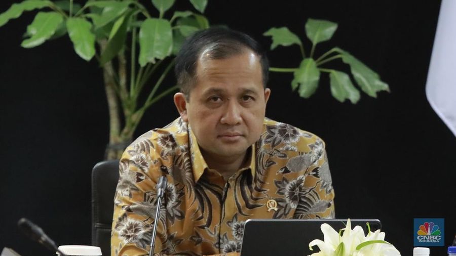 Menteri Transmigrasi Iftitah Sulaiman saat menghadiri rapat dengan Menteri Koordinator Bidang Infrastruktur dan Pembangunan Kewilayahan (IPK), Agus Harimurti Yudhoyono (AHY), Jakarta, Senin, (8/1/2025). (CNBC Indonesia/Muhammad Sabki)