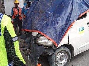 Mobil PLN Tabrak Pohon di Manyar Gresik, Sopir Meninggal