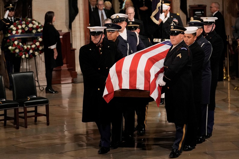 Peti mati berisi jenazah mantan Presiden AS Jimmy Carter dipindahkan menuju Gedung Capitol AS dengan kereta kuda di Washington, AS, Selasa, 7 Januari 2025. Peti mati berisi jenazah mantan Presiden AS Jimmy Carter dipindahkan menuju Gedung Capitol AS dengan kereta kuda di Washington, AS, Selasa, 7 Januari 2025. (Susan Walsh/Pool via REUTERS)