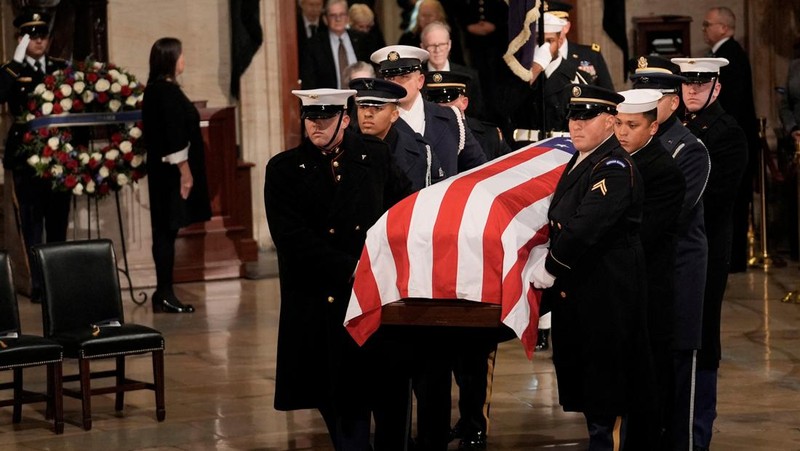 Peti mati berisi jenazah mantan Presiden AS Jimmy Carter dipindahkan menuju Gedung Capitol AS dengan kereta kuda di Washington, AS, Selasa, 7 Januari 2025. (Susan Walsh/Pool via REUTERS)