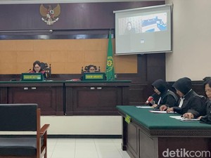 Polwan yang Bakar Suami di Mojokerto Nangis saat Bacakan Pledoi