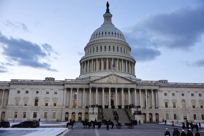 Peti mati berisi jenazah mantan Presiden AS Jimmy Carter dipindahkan menuju Gedung Capitol AS dengan kereta kuda di Washington, AS, Selasa, 7 Januari 2025. Peti mati berisi jenazah mantan Presiden AS Jimmy Carter dipindahkan menuju Gedung Capitol AS dengan kereta kuda di Washington, AS, Selasa, 7 Januari 2025. (Susan Walsh/Pool via REUTERS)