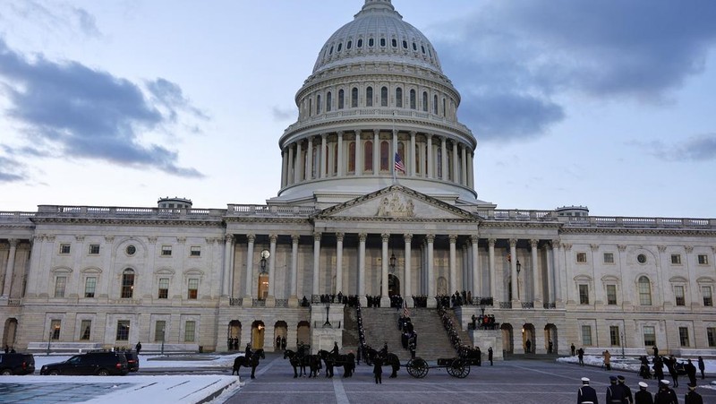 Peti mati berisi jenazah mantan Presiden AS Jimmy Carter dipindahkan menuju Gedung Capitol AS dengan kereta kuda di Washington, AS, Selasa, 7 Januari 2025. (Susan Walsh/Pool via REUTERS)