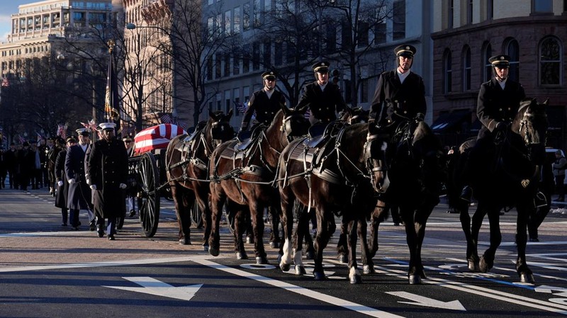 Peti mati berisi jenazah mantan Presiden AS Jimmy Carter dipindahkan menuju Gedung Capitol AS dengan kereta kuda di Washington, AS, Selasa, 7 Januari 2025. (Susan Walsh/Pool via REUTERS)