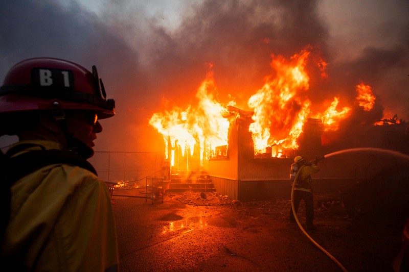 Asap mengepul dari kebakaran hutan yang terjadi di dekat Pacific Palisades di sisi barat Los Angeles selama badai angin yang disebabkan cuaca buruk, di Los Angeles, California, 7 Januari 2025. (REUTERS/Daniel Cole)