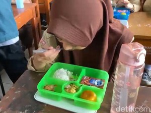 Bey Tinjau Program MBG di Sukabumi, Kini Ada Menu Susu