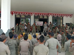 Tuntut Jadi PPPK, Honorer Satpol PP Geruduk DPRD Lombok Timur