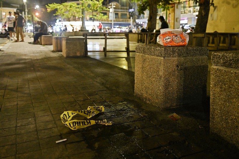 Anggota Biro Investigasi Pusat (CIB) berdiri di dekat tempat mantan anggota parlemen Kamboja dilaporkan ditembak, di Bangkok pada 7 Januari 2025. Seorang mantan anggota parlemen oposisi Kamboja ditembak mati oleh seorang pria bersenjata yang mengendarai sepeda motor di Bangkok pada 7 Januari, media Thailand melaporkan. Anggota Biro Investigasi Pusat (CIB) berdiri di dekat tempat mantan anggota parlemen Kamboja dilaporkan ditembak, di Bangkok pada 7 Januari 2025. Seorang mantan anggota parlemen oposisi Kamboja ditembak mati oleh seorang pria bersenjata yang mengendarai sepeda motor di Bangkok pada 7 Januari, media Thailand melaporkan. (Photo by Lillian SUWANRUMPHA / AFP)