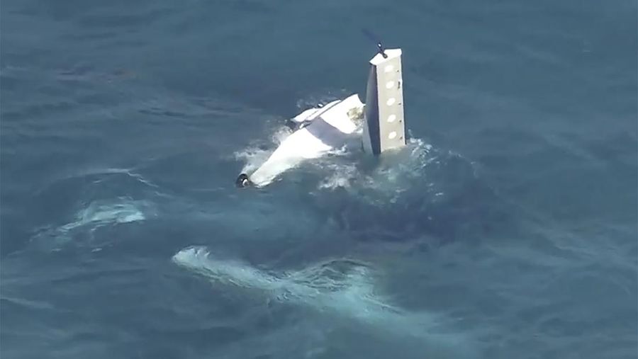 Sebuah foto menunjukkan badan pesawat di perairan lepas Pulau Rottnest, Australia, Selasa, 7 Januari 2025 setelah pesawat amfibi itu jatuh. (AuBC/Channel 7/Channel 9 via AP)