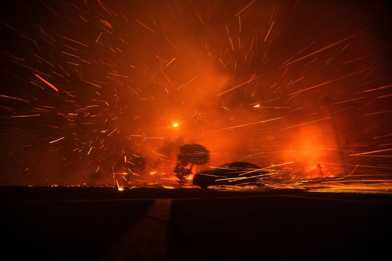 Asap mengepul dari kebakaran hutan yang terjadi di dekat Pacific Palisades di sisi barat Los Angeles selama badai angin yang disebabkan cuaca buruk, di Los Angeles, California, 7 Januari 2025. (REUTERS/Daniel Cole)