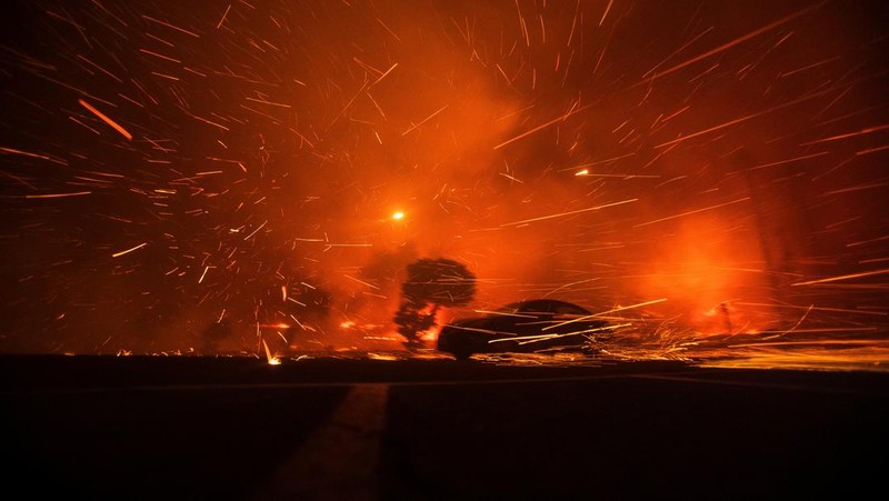 Asap mengepul dari kebakaran hutan yang terjadi di dekat Pacific Palisades di sisi barat Los Angeles selama badai angin yang disebabkan cuaca buruk, di Los Angeles, California, 7 Januari 2025. (REUTERS/Daniel Cole)