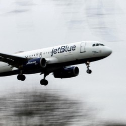 Pesawat JetBlue Tergelincir Usai Mendarat, Begini Nasib Penumpangnya