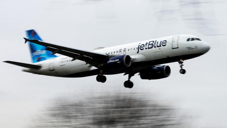 Sebuah pesawat JetBlue Airways mendarat setelah penerbangan sebelumnya dibatalkan selama pemadaman sistem FAA di Bandara Laguardia di New York City, New York, AS, 11 Januari 2023. (REUTERS/Mike Segar/Foto File)