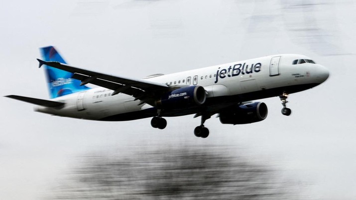 Sebuah pesawat JetBlue Airways mendarat setelah penerbangan sebelumnya dibatalkan selama pemadaman sistem FAA di Bandara Laguardia di New York City, New York, AS, 11 Januari 2023. (REUTERS/Mike Segar/Foto File)