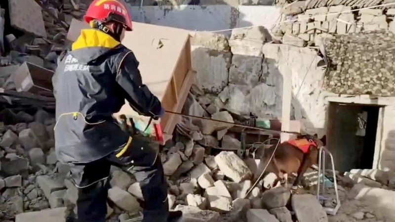 Tim penyelamat bekerja di tengah puing-puing setelah gempa bumi di lokasi yang disebutkan sebagai Kota Shigatse, Daerah Otonomi Tibet, China, dalam tangkapan layar yang diperoleh dari video selebaran yang dirilis pada 7 Januari 2025. (Tibet Fire and Rescue/Handout via REUTERS)