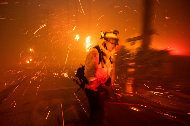 Asap mengepul dari kebakaran hutan yang terjadi di dekat Pacific Palisades di sisi barat Los Angeles selama badai angin yang disebabkan cuaca buruk, di Los Angeles, California, 7 Januari 2025. (REUTERS/Daniel Cole)