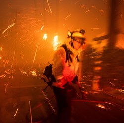 Kebakaran Hutan Los Angeles Menggila, Langit Memerah-Kota bak 'Neraka'
