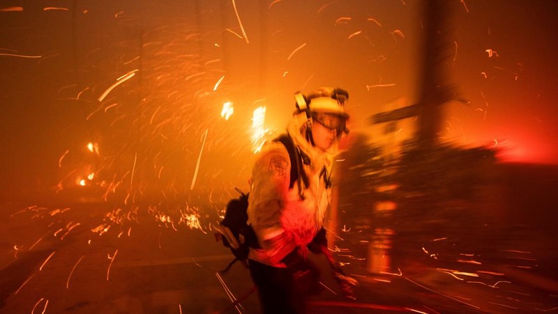 Asap mengepul dari kebakaran hutan yang terjadi di dekat Pacific Palisades di sisi barat Los Angeles selama badai angin yang disebabkan cuaca buruk, di Los Angeles, California, 7 Januari 2025. (REUTERS/Daniel Cole)