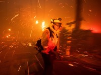 Kebakaran Hutan Los Angeles Menggila, Langit Memerah-Kota bak 'Neraka'