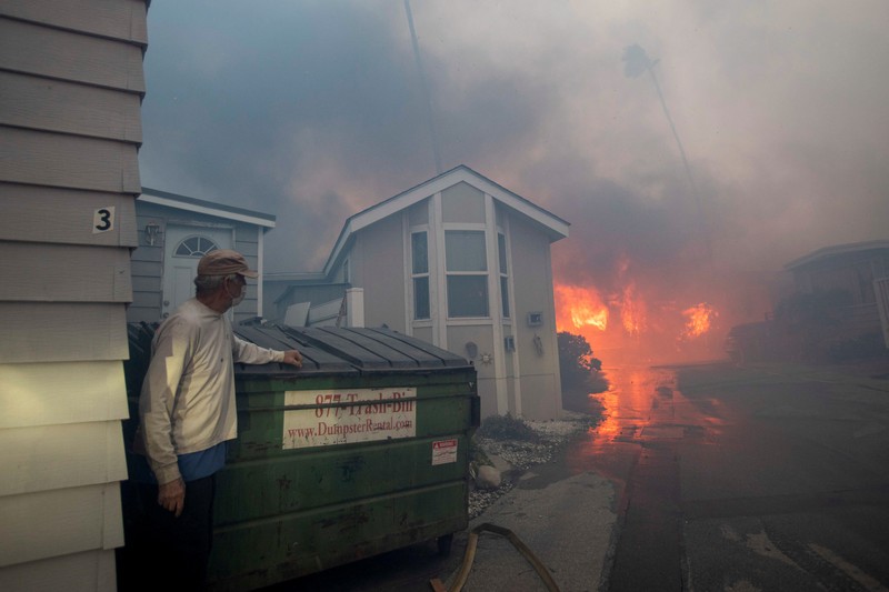 Asap mengepul dari kebakaran hutan yang terjadi di dekat Pacific Palisades di sisi barat Los Angeles selama badai angin yang disebabkan cuaca buruk, di Los Angeles, California, 7 Januari 2025. (REUTERS/Daniel Cole)