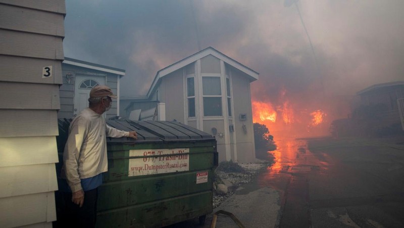 Asap mengepul dari kebakaran hutan yang terjadi di dekat Pacific Palisades di sisi barat Los Angeles selama badai angin yang disebabkan cuaca buruk, di Los Angeles, California, 7 Januari 2025. (REUTERS/Daniel Cole)