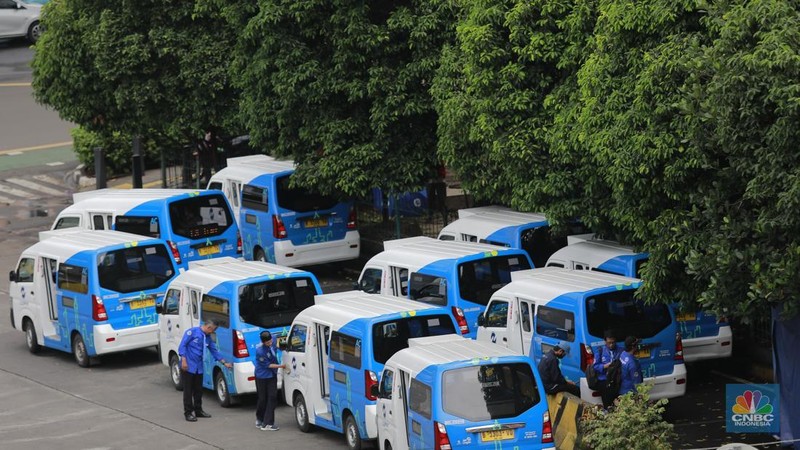 Suasana aktivitas penumpang menunggu kedatangan bus di Terminal Blok-M di Jakarta, Rabu (8/1/2025). PT MRT Jakarta berencana akan merevitalisasi atau pemugaran Terminal Blok M. Nantinya, Terminal Blok-M akan terintegrasi dengan Stasiun MRT Blok M dengan konsep Transit Oriented Development (TOD). (CNBC Indonesia/Muhammad Sabki)