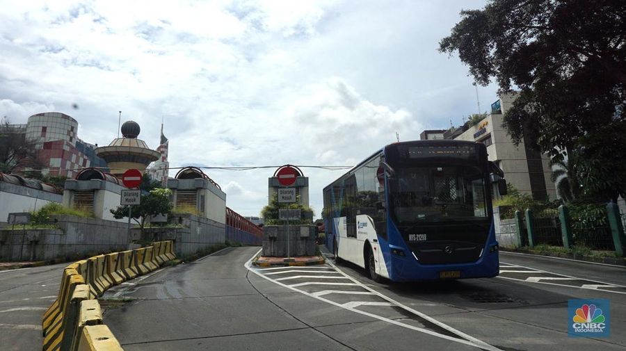 Suasana aktivitas penumpang menunggu kedatangan bus di Terminal Blok-M di Jakarta, Rabu (8/1/2025). PT MRT Jakarta berencana akan merevitalisasi atau pemugaran Terminal Blok M. Nantinya, Terminal Blok-M akan terintegrasi dengan Stasiun MRT Blok M den