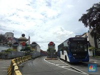 Suasana aktivitas penumpang menunggu kedatangan bus di Terminal Blok-M di Jakarta, Rabu (8/1/2025). PT MRT Jakarta berencana akan merevitalisasi atau pemugaran Terminal Blok M. Nantinya, Terminal Blok-M akan terintegrasi dengan Stasiun MRT Blok M den