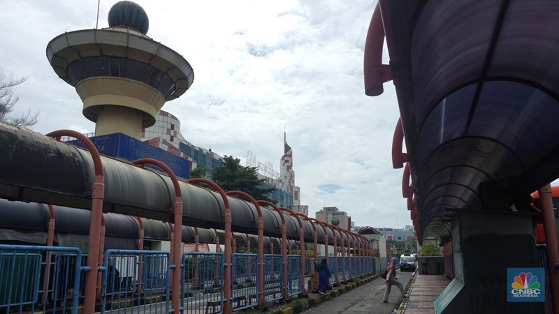 Suasana aktivitas penumpang menunggu kedatangan bus di Terminal Blok-M di Jakarta, Rabu (8/1/2025). PT MRT Jakarta berencana akan merevitalisasi atau pemugaran Terminal Blok M. Nantinya, Terminal Blok-M akan terintegrasi dengan Stasiun MRT Blok M dengan konsep Transit Oriented Development (TOD). (CNBC Indonesia/Muhammad Sabki)