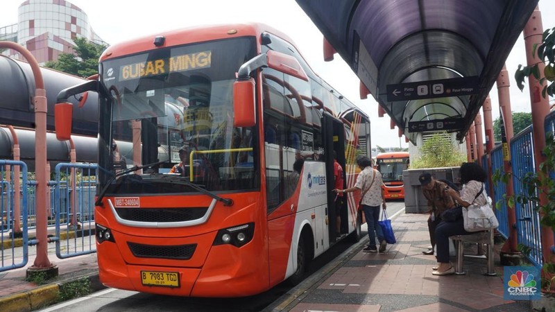 Suasana aktivitas penumpang menunggu kedatangan bus di Terminal Blok-M di Jakarta, Rabu (8/1/2025). PT MRT Jakarta berencana akan merevitalisasi atau pemugaran Terminal Blok M. Nantinya, Terminal Blok-M akan terintegrasi dengan Stasiun MRT Blok M dengan konsep Transit Oriented Development (TOD). (CNBC Indonesia/Muhammad Sabki)