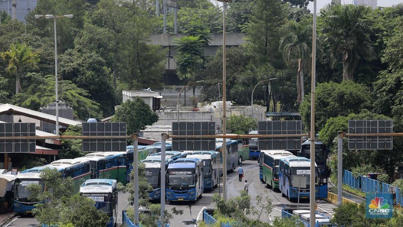 Suasana aktivitas penumpang menunggu kedatangan bus di Terminal Blok-M di Jakarta, Rabu (8/1/2025). PT MRT Jakarta berencana akan merevitalisasi atau pemugaran Terminal Blok M. Nantinya, Terminal Blok-M akan terintegrasi dengan Stasiun MRT Blok M dengan konsep Transit Oriented Development (TOD). (CNBC Indonesia/Muhammad Sabki)