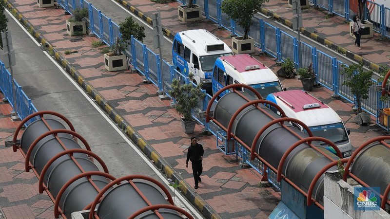 Suasana aktivitas penumpang menunggu kedatangan bus di Terminal Blok-M di Jakarta, Rabu (8/1/2025). PT MRT Jakarta berencana akan merevitalisasi atau pemugaran Terminal Blok M. Nantinya, Terminal Blok-M akan terintegrasi dengan Stasiun MRT Blok M dengan konsep Transit Oriented Development (TOD). (CNBC Indonesia/Muhammad Sabki)