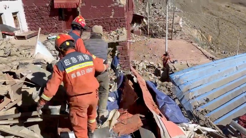 Tim penyelamat bekerja di tengah puing-puing setelah gempa bumi di lokasi yang disebutkan sebagai Kota Shigatse, Daerah Otonomi Tibet, China, dalam tangkapan layar yang diperoleh dari video selebaran yang dirilis pada 7 Januari 2025. (Tibet Fire and Rescue/Handout via REUTERS)