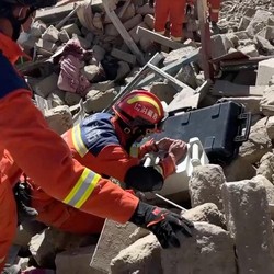 Potret Evakuasi Korban Gempa China-Nepal, Ratusan Orang Tewas