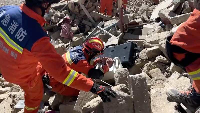 Tim penyelamat bekerja di tengah puing-puing setelah gempa bumi di lokasi yang disebutkan sebagai Kota Shigatse, Daerah Otonomi Tibet, China, dalam tangkapan layar yang diperoleh dari video selebaran yang dirilis pada 7 Januari 2025. (Tibet Fire and Rescue/Handout via REUTERS)