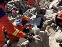 Potret Evakuasi Korban Gempa China-Nepal, Ratusan Orang Tewas