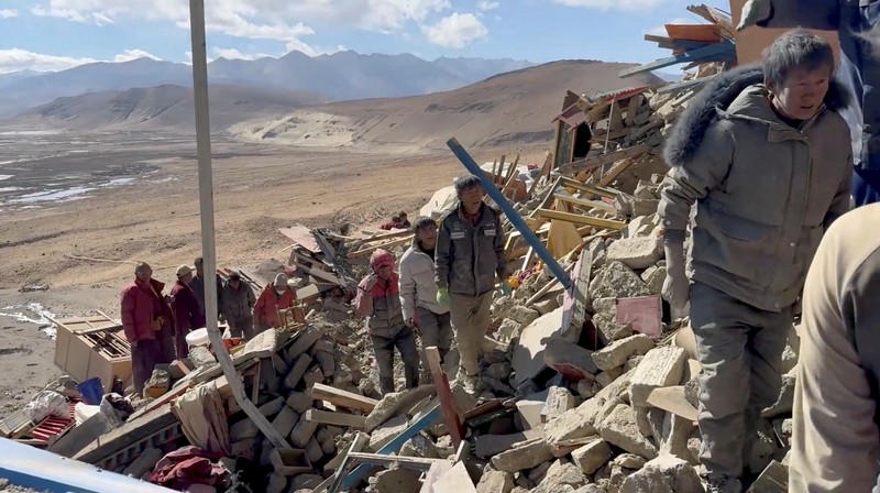 Tim penyelamat bekerja di tengah puing-puing setelah gempa bumi di lokasi yang disebutkan sebagai Kota Shigatse, Daerah Otonomi Tibet, China, dalam tangkapan layar yang diperoleh dari video selebaran yang dirilis pada 7 Januari 2025. (Tibet Fire and Rescue/Handout via REUTERS)