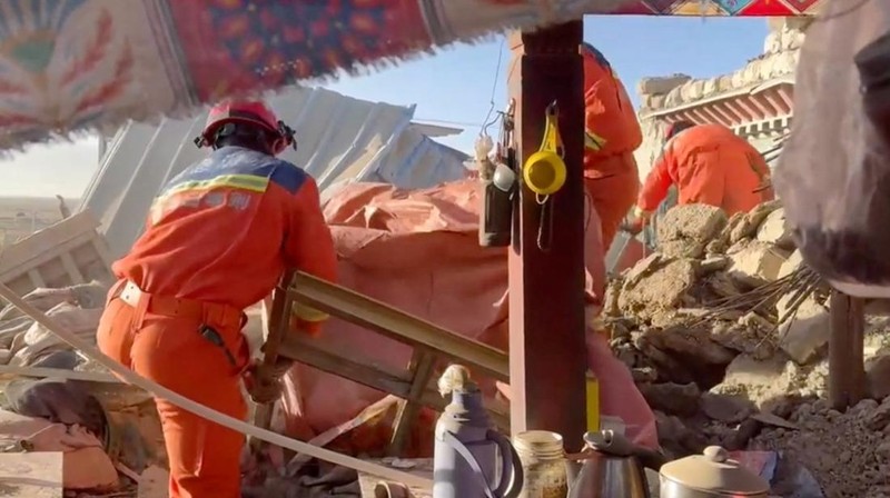 Tim penyelamat bekerja di tengah puing-puing setelah gempa bumi di lokasi yang disebutkan sebagai Kota Shigatse, Daerah Otonomi Tibet, China, dalam tangkapan layar yang diperoleh dari video selebaran yang dirilis pada 7 Januari 2025. (Tibet Fire and Rescue/Handout via REUTERS)