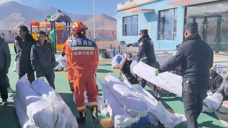 Tim penyelamat bekerja di tengah puing-puing setelah gempa bumi di lokasi yang disebutkan sebagai Kota Shigatse, Daerah Otonomi Tibet, China, dalam tangkapan layar yang diperoleh dari video selebaran yang dirilis pada 7 Januari 2025. (Tibet Fire and Rescue/Handout via REUTERS)