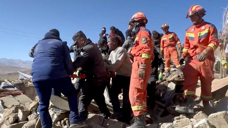 Tim penyelamat bekerja di tengah puing-puing setelah gempa bumi di lokasi yang disebutkan sebagai Kota Shigatse, Daerah Otonomi Tibet, China, dalam tangkapan layar yang diperoleh dari video selebaran yang dirilis pada 7 Januari 2025. (Tibet Fire and Rescue/Handout via REUTERS)