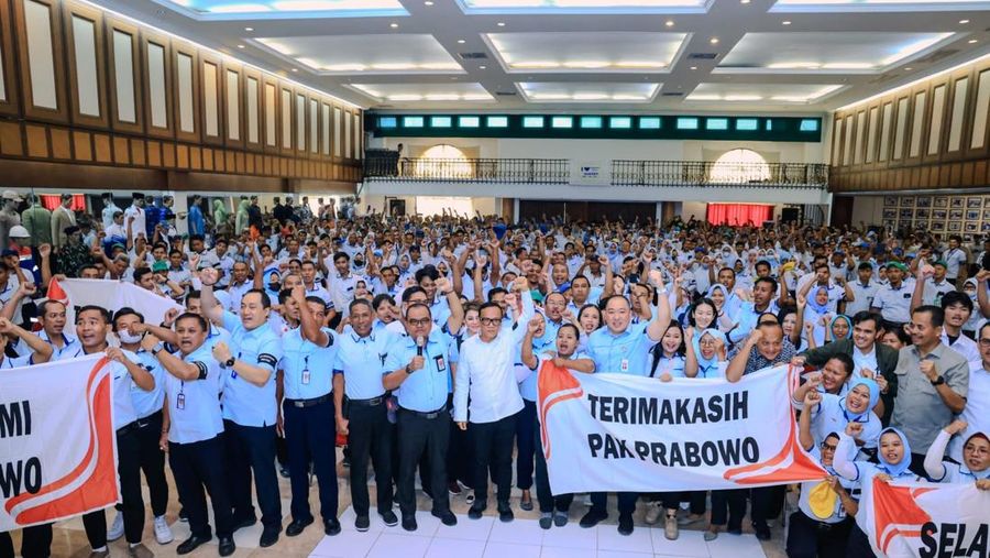 Wakil Menteri Ketenagakerjaan (Wamenaker) Immanuel Ebenezer Gerungan mengadakan diskusi dengan serikat pekerja dan manajemen PT Sri Rejeki Isman Tbk (Sritex) di Sukoharjo, Jawa Tengah, pada Rabu (8/1/2025). (Dok: Kemnaker)