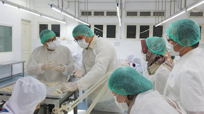 Wamentan Sudaryono (kedua dari kiri) saat meninjau Processing Bird House di PT Surya Aviesta, Surabaya, Jawa Timur, Selasa, (7/1/2025). (Dok. Kementan)