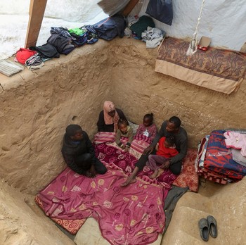 Gaza Mencekam, Warga Bangun Tenda Pengungsian di Bawah Tanah
