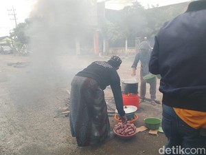 Tuntut Perbaikan, Warga Puger Jember Rebus Ubi di Tengah Jalan Provinsi