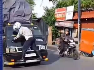 Video: Bak Spiderman, Momen Petugas Dishub Nemplok di Kap Mobil Pikap