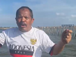 Anggota DPR F-PKS Cek Pagar di Laut Tangerang Naik Perahu, Begini Momennya
