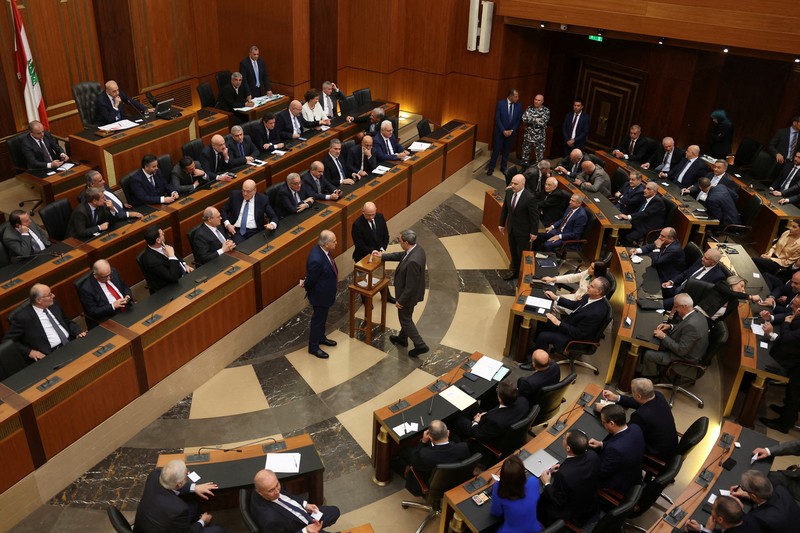 Anggota parlemen Lebanon memberikan suaranya untuk memilih presiden di gedung parlemen, Beirut, Kamis (9/1/2025). (REUTERS/Mohamed Azakir) Anggota parlemen Lebanon memberikan suaranya untuk memilih presiden di gedung parlemen, Beirut, Kamis (9/1/2025). (REUTERS/Mohamed Azakir)